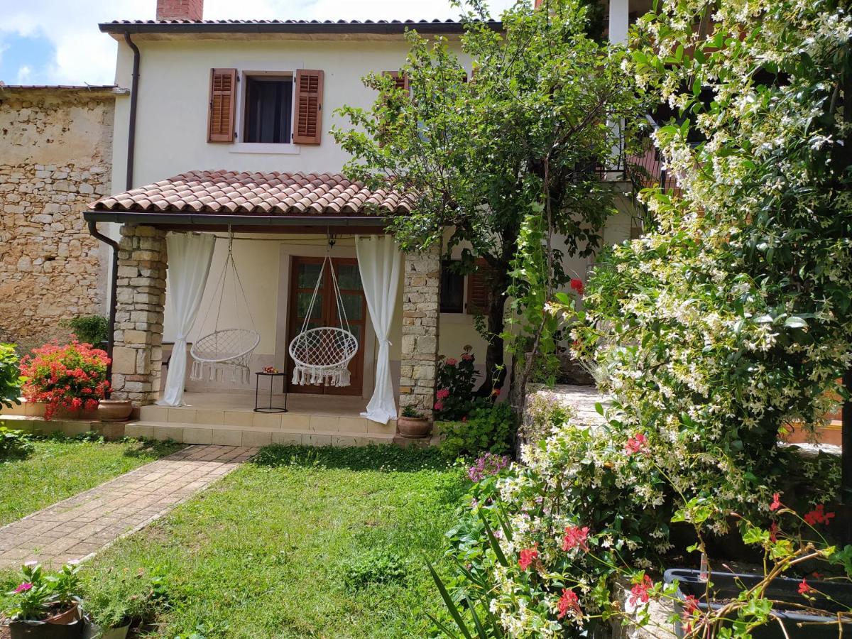 Apartment Parenzana, Little Row House With Big Green Yard In Central Istria Rakotule Exteriér fotografie